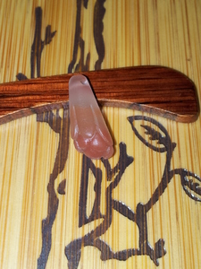 琪玉商城南红冰飘红玉兰花挂件1.2克，冲钻特价！