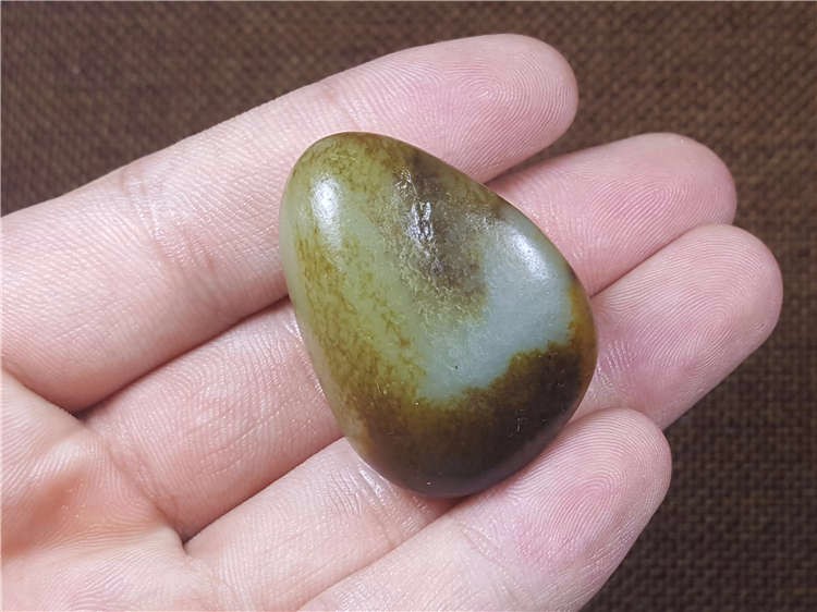 琪玉商城和田玉熟糯秋梨皮青白籽料25.7克