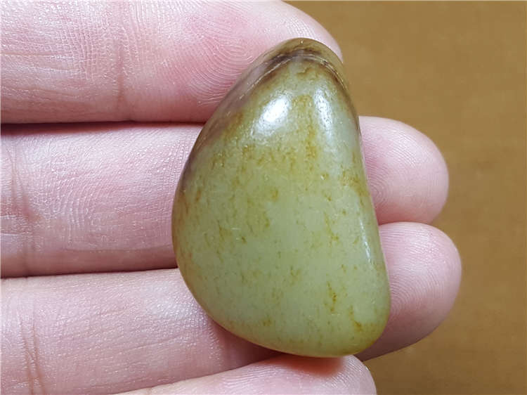 琪玉商城和田玉细腻秋梨皮籽料13.7克