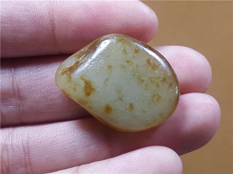 琪玉商城和田玉秋梨皮籽料8克