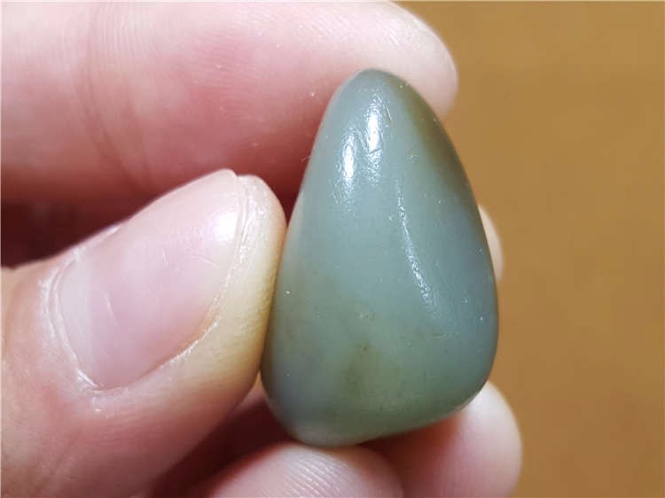 琪玉商城和田玉秋梨皮鸭蛋青玉籽料8.5克