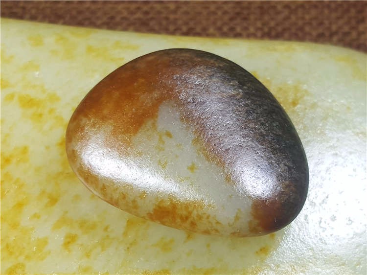 琪玉商城和田玉皮肉双熟特色枣红皮玩料14.7克