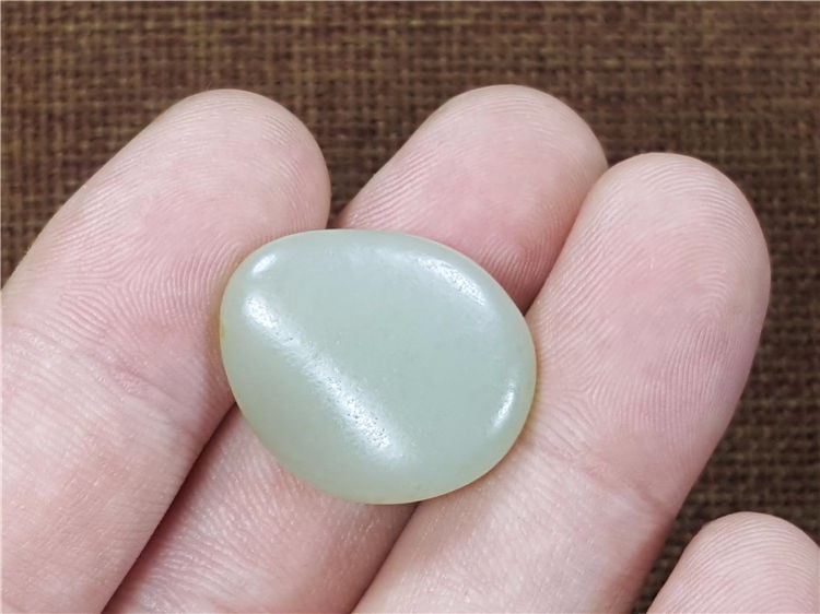 琪玉商城和田玉细腻油润好型青白玉籽料5.4克