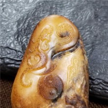 精品收藏细腻油润鸡油黄沁籽料苏州名家王清作品天龙地虎手把件100克