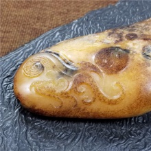 精品收藏细腻油润鸡油黄沁籽料苏州名家王清作品天龙地虎手把件100克