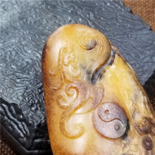 精品收藏细腻油润鸡油黄沁籽料苏州名家王清作品天龙地虎手把件100克
