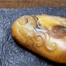 精品收藏细腻油润鸡油黄沁籽料苏州名家王清作品天龙地虎手把件100克