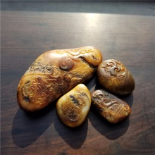 精品收藏细腻油润鸡油黄沁籽料苏州名家王清作品天龙地虎手把件100克