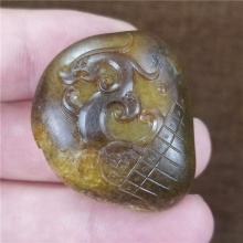 精品收藏细腻油润栗子黄沁籽料苏州名家王清作品必定成龙挂件27.8克
