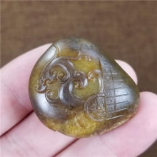精品收藏细腻油润栗子黄沁籽料苏州名家王清作品必定成龙挂件27.8克