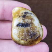 精品收藏细腻油润秋梨皮黄沁籽料苏州名家王清作品天龙地虎挂件18.8克