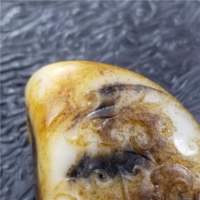 精品收藏细腻油润秋梨皮黄沁籽料苏州名家王清作品天龙地虎挂件18.8克