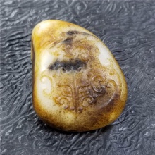 精品收藏细腻油润秋梨皮黄沁籽料苏州名家王清作品天龙地虎挂件18.8克