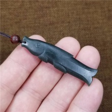 中国玉石雕刻大师马洪伟工作室出品仿古连年有余青玉鱼挂件9.6克