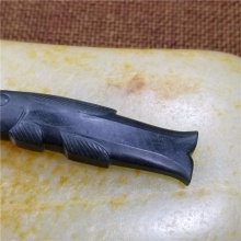 中国玉石雕刻大师马洪伟工作室出品仿古连年有余青玉鱼挂件9.6克