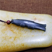 中国玉石雕刻大师马洪伟工作室出品仿古连年有余青玉鱼挂件9.6克
