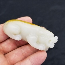 琪玉商城和田玉名家大师细腻油润撒金皮白玉籽料貔貅小把件72.8克，重器询价！