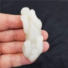 琪玉商城和田玉名家大师细腻油润撒金皮白玉籽料貔貅小把件72.8克，重器询价！