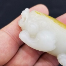 琪玉商城和田玉名家大师细腻油润撒金皮白玉籽料貔貅小把件72.8克，重器询价！
