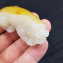 琪玉商城和田玉名家大师细腻油润撒金皮白玉籽料貔貅小把件72.8克，重器询价！