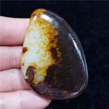 新疆和田玉玛丽艳枣红皮大红袍白玉籽料87.3克，重器询价六位数！