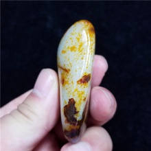 新疆和田玉玛丽艳枣红皮大红袍白玉籽料87.3克，重器询价六位数！
