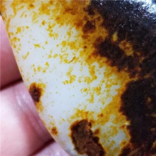 新疆和田玉玛丽艳枣红皮大红袍白玉籽料87.3克，重器询价六位数！