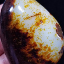 新疆和田玉玛丽艳枣红皮大红袍白玉籽料87.3克，重器询价六位数！