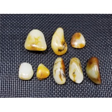 新疆和田玉细腻完整饱满一口气撒金皮白玉高端玩料121.3克，重器询价六位数！