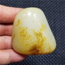 新疆和田玉细腻完整饱满一口气撒金皮白玉高端玩料121.3克，重器询价六位数！