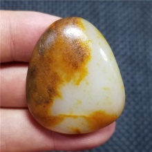 新疆和田玉细腻完整饱满一口气撒金皮白玉高端玩料121.3克，重器询价六位数！