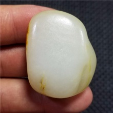 新疆和田玉细腻完整饱满一口气撒金皮白玉高端玩料121.3克，重器询价六位数！