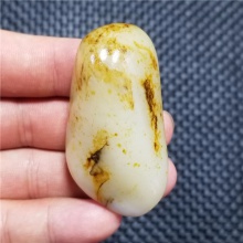 新疆和田玉细腻完整饱满一口气撒金皮白玉高端玩料121.3克，重器询价六位数！