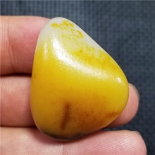 新疆和田玉细腻完整饱满一口气撒金皮白玉高端玩料121.3克，重器询价六位数！