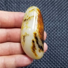 新疆和田玉细腻完整饱满一口气撒金皮白玉高端玩料121.3克，重器询价六位数！