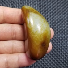 新疆和田玉细腻完整饱满一口气撒金皮白玉高端玩料121.3克，重器询价六位数！
