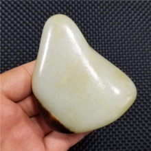 琪玉商城细腻油润聚枣红皮白玉籽料237.2克，重器询价六位数！