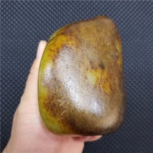 琪玉商城细腻油润完整饱满秋梨撒金皮白玉籽料1034.2克，重器询价六位数！
