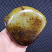 琪玉商城细腻油润完整饱满秋梨撒金皮白玉籽料1034.2克，重器询价六位数！