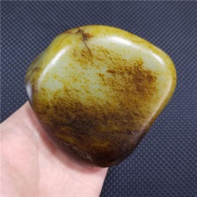 琪玉商城细腻油润完整饱满秋梨撒金皮白玉籽料1034.2克，重器询价六位数！