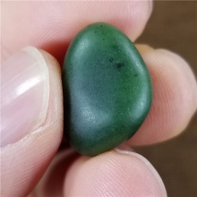 琪玉商城和田玉细腻油润完整好型稀少罕见正宗菠菜绿碧玉籽料6.6克，玉友已结缘0506！