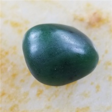 琪玉商城和田玉细腻油润完整好型稀少罕见正宗菠菜绿碧玉籽料6.6克，玉友已结缘0506！