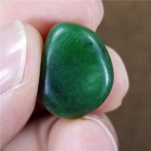 琪玉商城和田玉细腻油润完整好型稀少罕见正宗菠菜绿碧玉籽料5.9克，玉友已结缘0506！