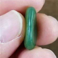 琪玉商城和田玉细腻油润完整好型稀少罕见正宗菠菜绿碧玉籽料2.8克，玉友已结缘0506！