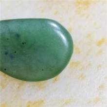 琪玉商城和田玉细腻油润完整好型稀少罕见正宗菠菜绿碧玉籽料2.8克，玉友已结缘0506！