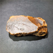 新疆大漠戈壁黑油皮鸡油黄沙漠漆戈壁玛瑙天然玩料摆件1072.6克