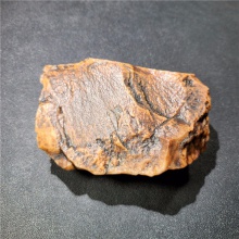新疆大漠戈壁黑油皮鸡油黄沙漠漆戈壁玛瑙天然玩料摆件1023克