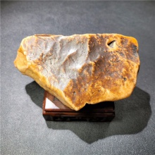 新疆大漠戈壁黑油皮鸡油黄沙漠漆戈壁玛瑙天然玩料摆件1052克