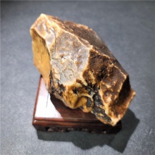 新疆大漠戈壁黑油皮鸡油黄沙漠漆戈壁玛瑙天然玩料摆件723克