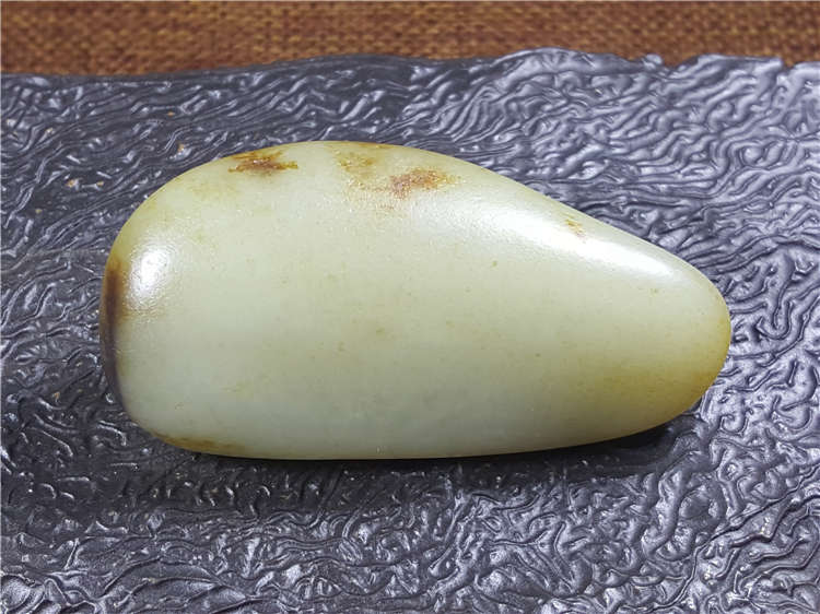 琪玉商城和田玉精品意境籽料漂亮女孩枣红皮玩料59克